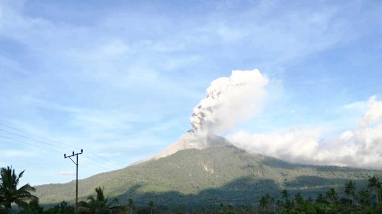 PVMBG Imbau Warga Diminta Hindari 3 Kilometer dari Pusat Erupsi Gunung Lewotobi Laki-laki