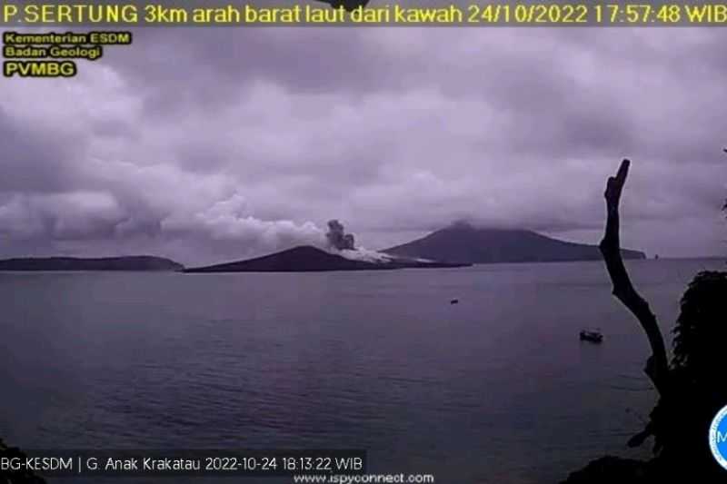 PVMBG Merekam Erupsi Gunung Anak Krakatau pada Senin Sore