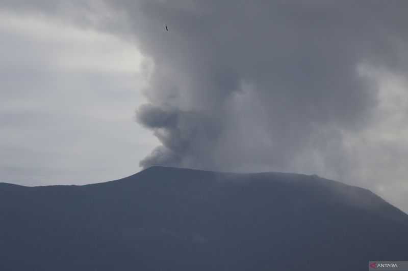 PVMBG Sebut Lontaran Material Pijar Gunung Marapi Masih dalam Radius 4,5 Km