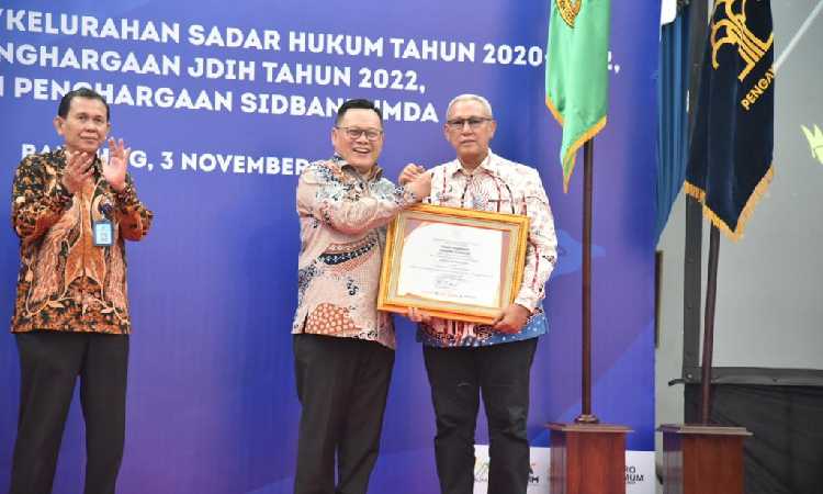 Raih Penghargaan dari Menkumham, Bupati Kuningan Berkomitmen Terus Tambah Desa Sadar Hukum