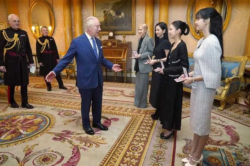 Raja Charles Anugerahi BLACKPINK Medali Kehormatan MBE