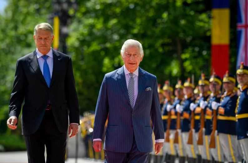 Raja Charles III Kunjungi Rumania Saat Pangeran Harry ke Inggris