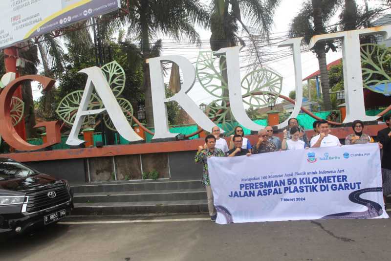 Rampungkan Target Jalan Aspal Plastik, Kabupaten Garut Jadi Lokasi Penutup dengan Total Gelaran Aspal 50,2 km 6