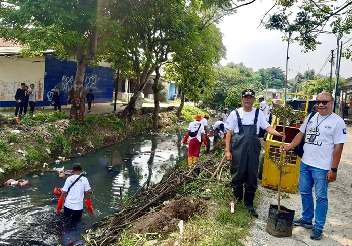Rangkaian Ulang Tahun ke-128, BRI KC Bekasi Juanda Bersih-bersih Kali Rawa Gabus