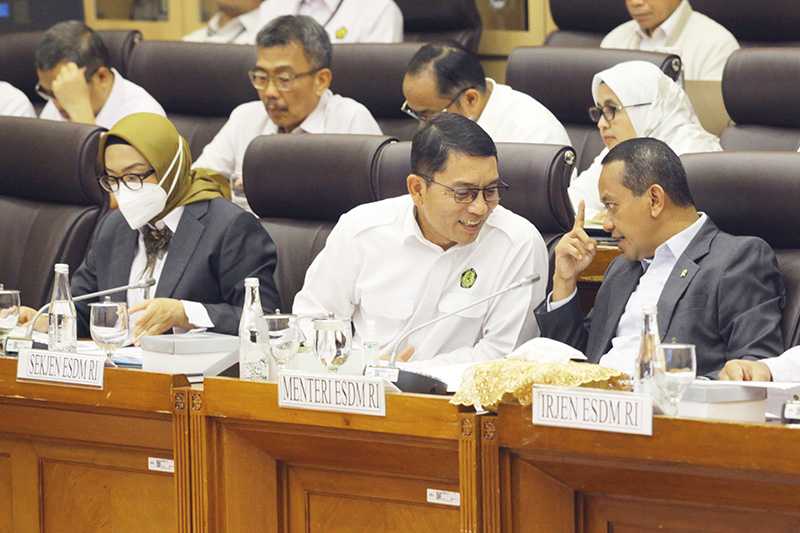 Rapat Kerja Perdana Menteri ESDM Bahlil Lahadalia