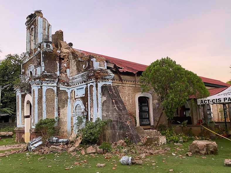 Ratusan Kali Gempa Susulan Picu Ketakutan Warga Filipina