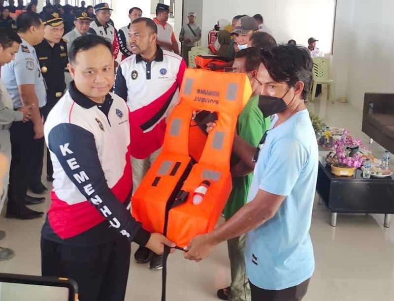 Ratusan Nelayan Kupang Dapat 'Life Jacket' dan Pas Kecil dari Kemenhub