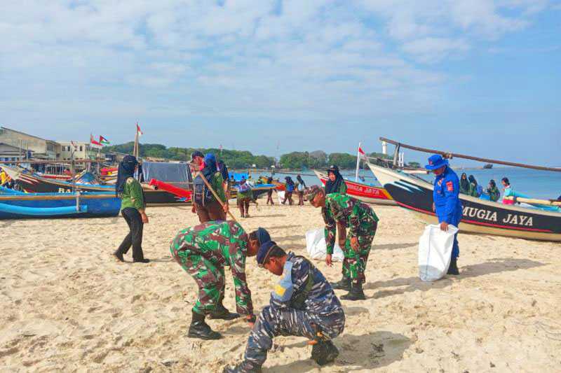 Ratusan orang gelar aksi bersih-bersih sampah di Pantai Santolo Garut