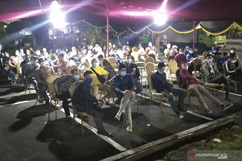 Ratusan Pegawai Publik dan Lansia Mendapat Vaksinasi Usai Tarawih