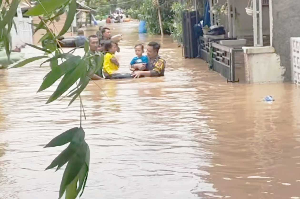 Ratusan Personel Polres Dikerahkan Bantu Penanganan Banjir Karawang