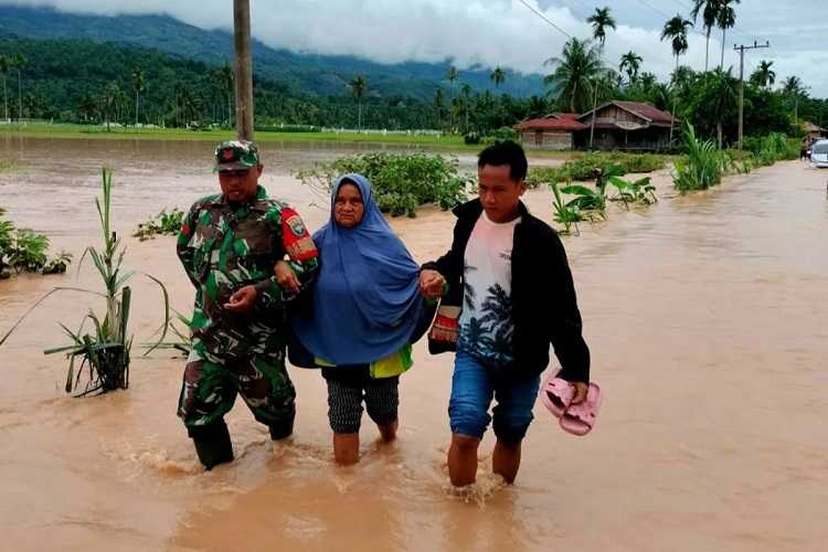 Ratusan Prajurit TNI Dikerahkan Bantu Warga Terdampak Banjir di Aceh Tenggara