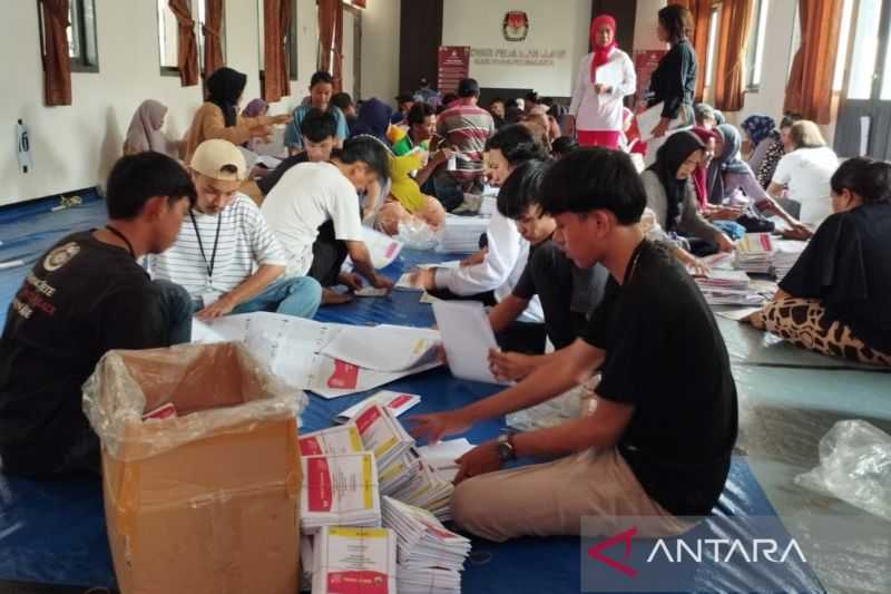 Ratusan Warga Bantu Sortir Surat Suara Pemilu di Purwakarta