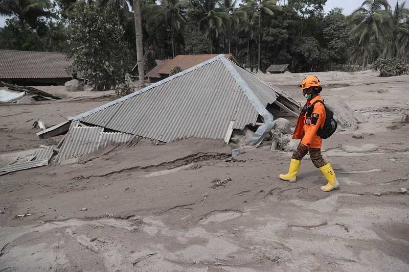 Ratusan Warga Terisolir Akibat Banjir Lahar Gunung Semeru