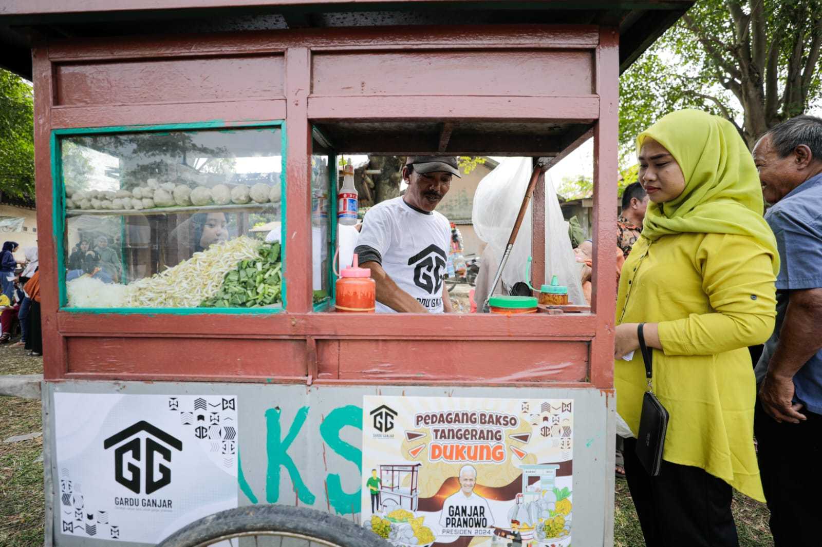 Raup Dukungan Masyarakat, Lini UMKM Gardu Ganjar Gelar Makan Gratis 1.000 Porsi Bakso di Tangsel 3