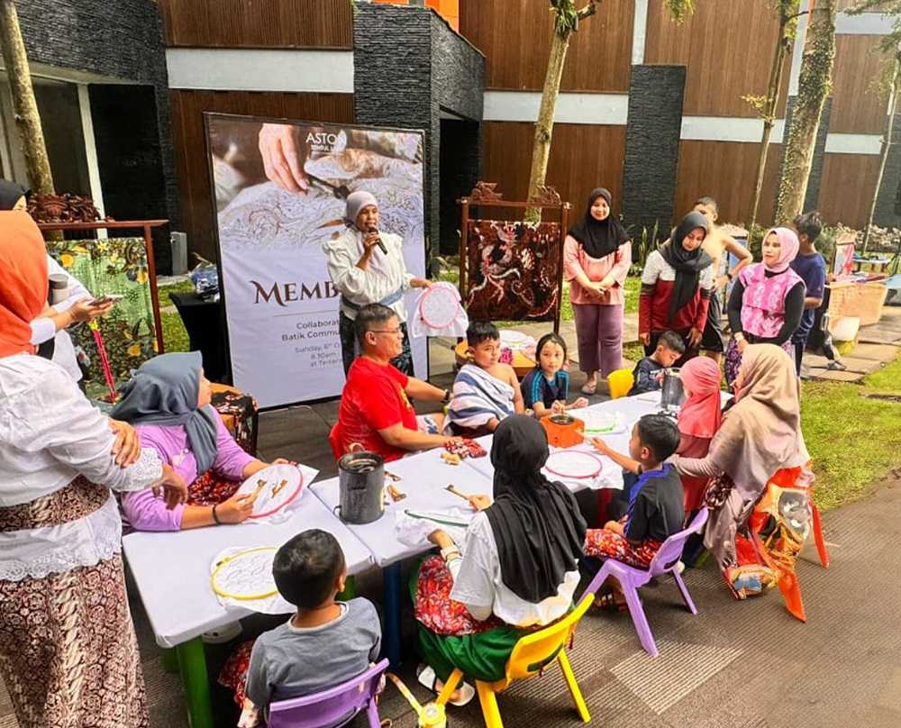 Rayakan Hari Batik, Hotel Aston Sentul Gelar Membatik Bersama Komunitas