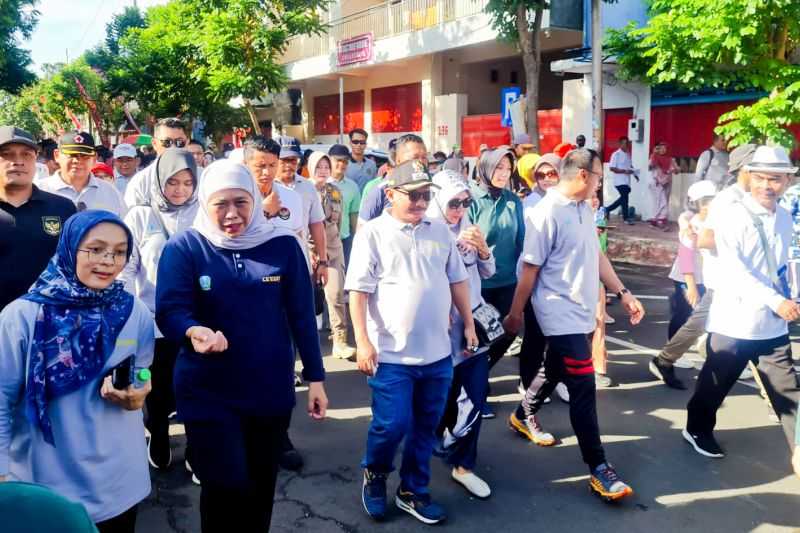 Rayakan HUT Jatim, Gubernur Khofifah Jalan Sehat Bersama Warga di Situbondo