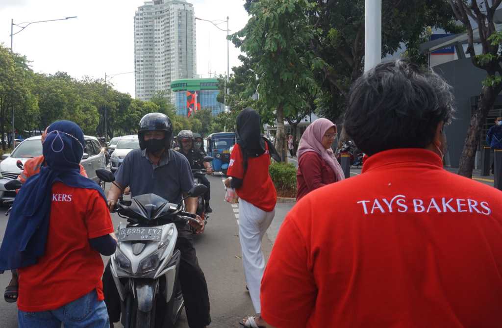 Rayakan Ramadan, TAYS Berbagi Paket Takjil  Bagi Pengguna Jalan dan Pengemudi Ojek Online 4