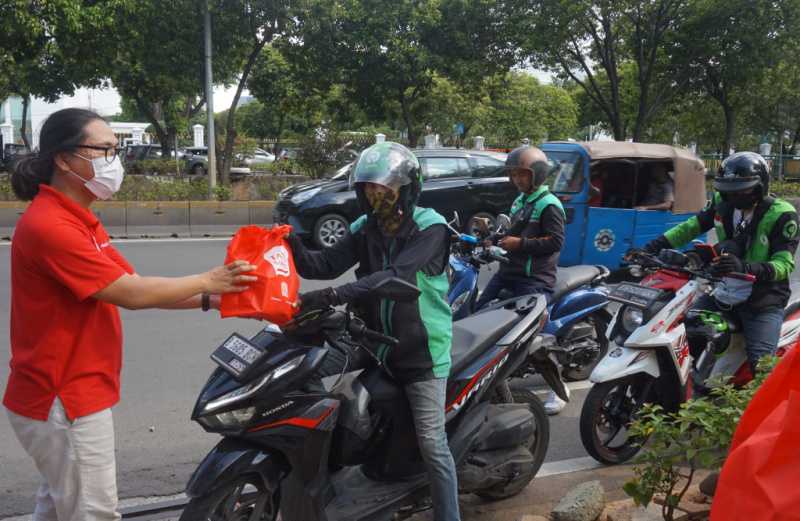 Rayakan Ramadan, TAYS Berbagi Paket Takjil  Bagi Pengguna Jalan dan Pengemudi Ojek Online 5