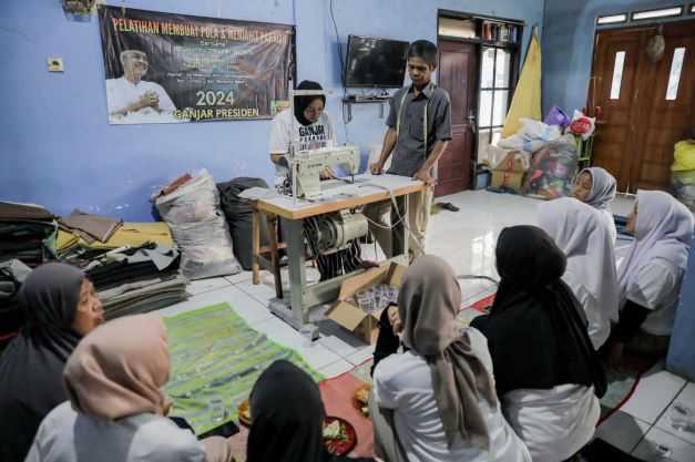 Relawan Ganjar Sejati Bandung Barat Gelar Pelatihan Menjahit Olah Limbah Kain jadi Produk Bernilai Jual