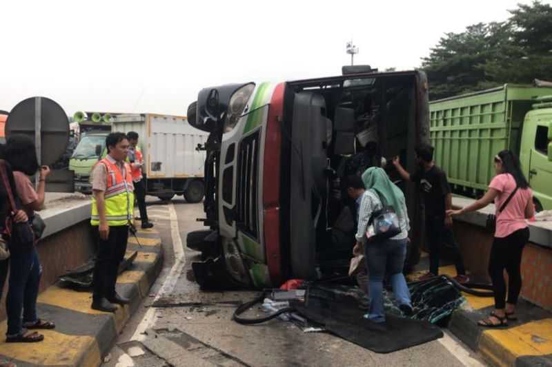 Rem Blong, Bus Karyawan Pabrik Terbalik Usai Tabrak Bullnose Jalan