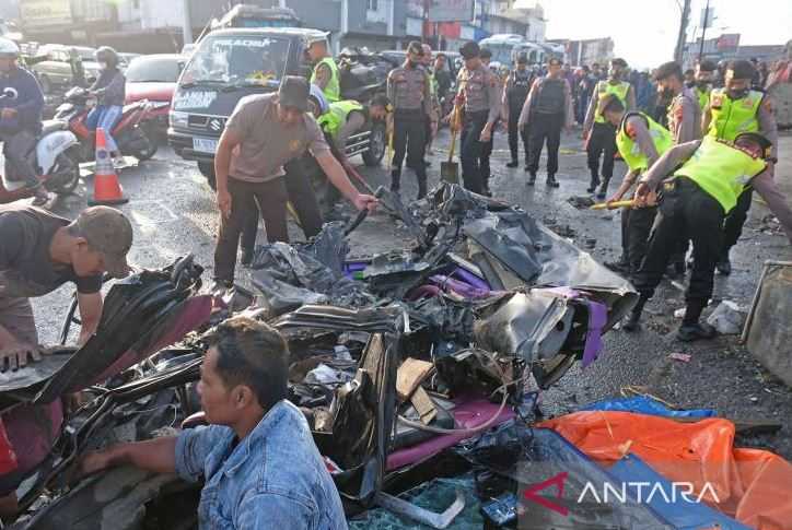 Rem Blong, Bus Wisata Hantam Tiga Mobil Hingga Ringsek Tak Berbentuk, Enam Orang Tewas