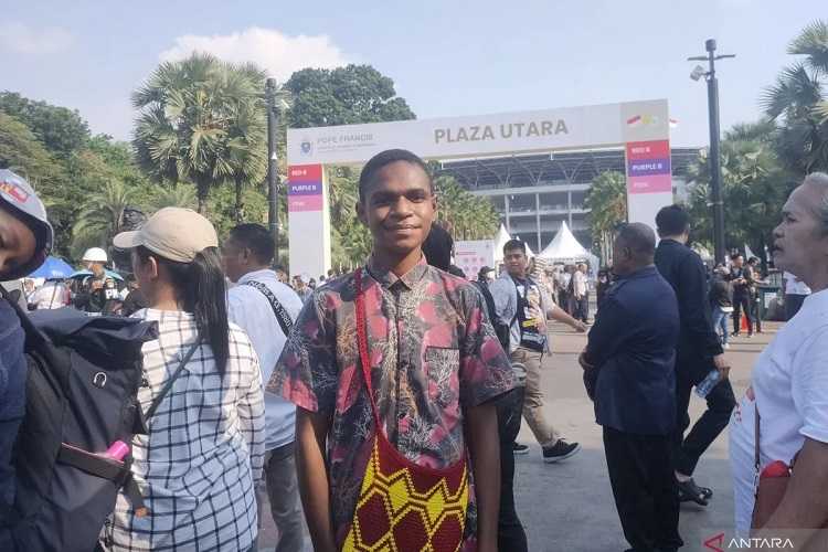 Remaja Asal Papua Barat Datang ke GBK untuk Bisa Melihat Langsung Paus Fransiskus