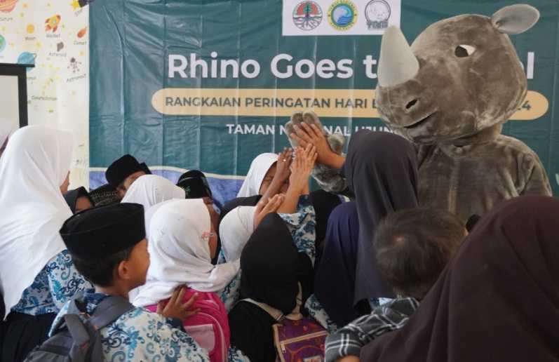 Rhino Goes to School Ajak Pelajar Cintai Badak Sejak Dini