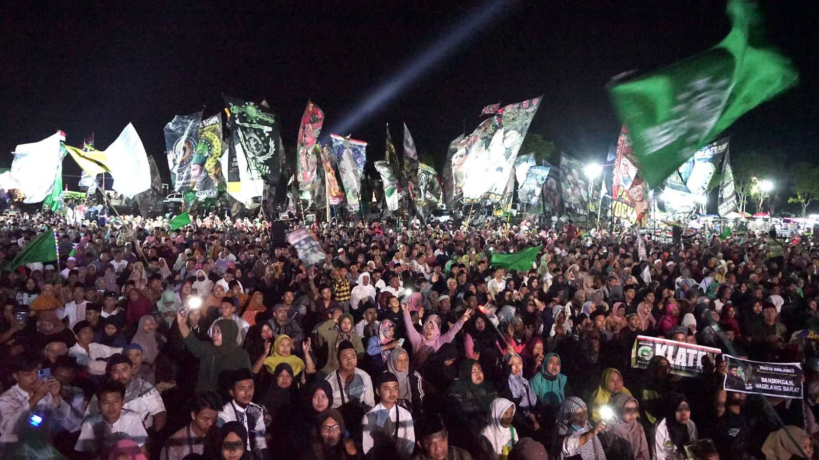Ribuan Jemaah Memeriahkan Acara Maulid Nabi di Ponpes Gus Muwafiq Diakhiri dengan Pesta Makan