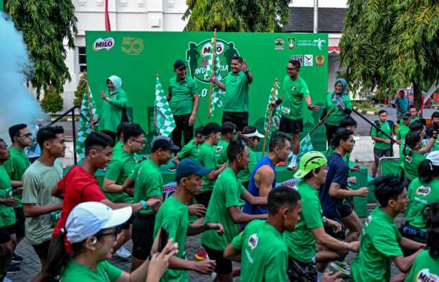 Ribuan Masyarakat Berlari Lewati Ikon Kota Solo di Road to MILO ACTIV Indonesia Race 2024 Solo Series