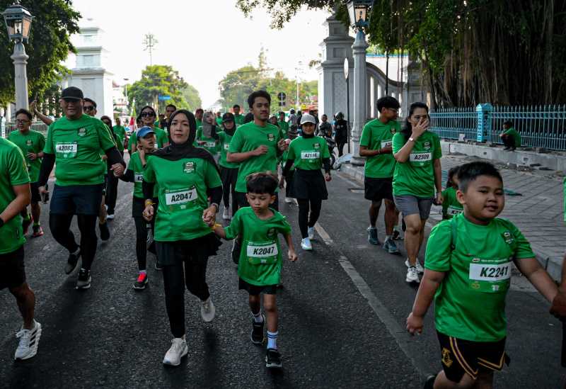 Ribuan Masyarakat Berlari Lewati Ikon Kota Solo di Road to MILO ACTIV Indonesia Race 2024 Solo Series 3