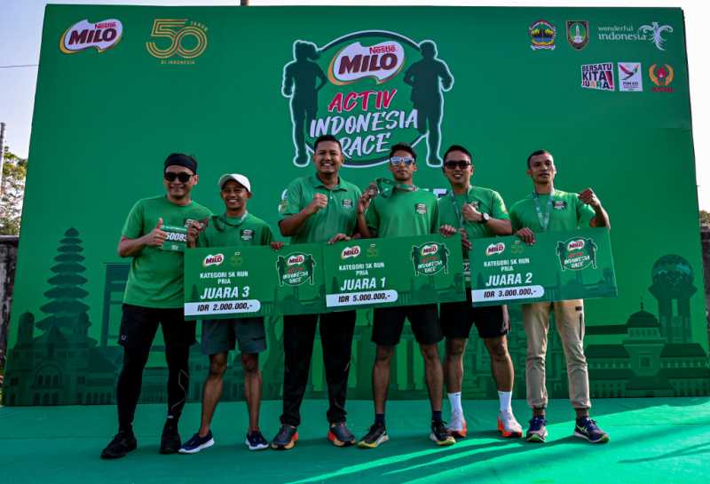 Ribuan Masyarakat Berlari Lewati Ikon Kota Solo di Road to MILO ACTIV Indonesia Race 2024 Solo Series 5