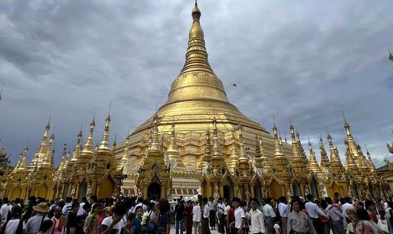 Ribuan Orang Peringati Ulang Tahun Buddha di Pagoda Shwedagon Myanmar