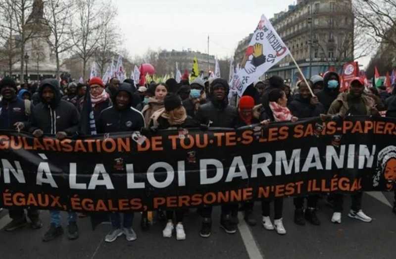 Ribuan Orang Turun ke Jalan di Paris, Protes UU Imigrasi yang Baru