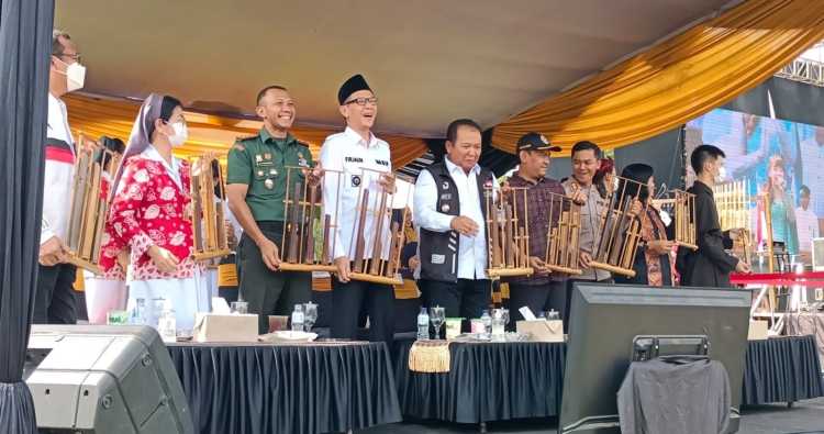 Ribuan Pelajar dan Orangtua Pecahkan Rekor MURI dalam Gebyar Angklung