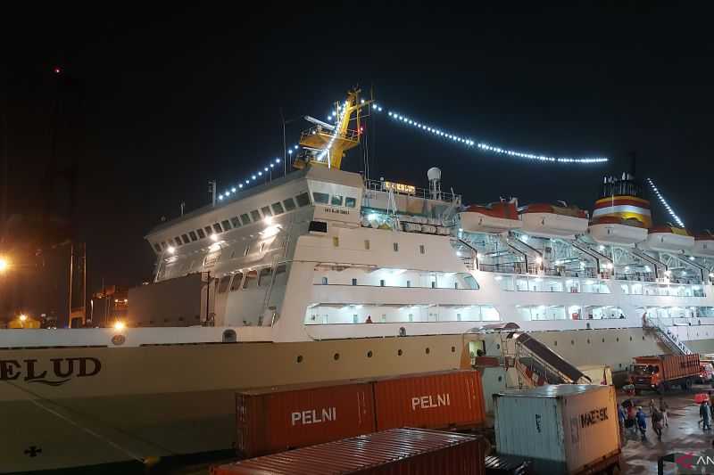 Ribuan Penumpang Padati Pelabuhan Tanjung Priok Pada Senin Malam