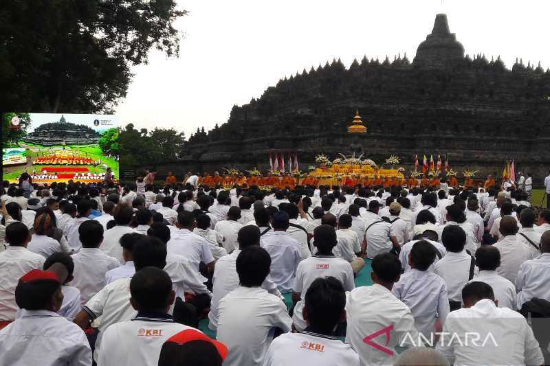 Ribuan Umat Buddha Peringati Hari Raya Magha Puja di Candi Borobudur