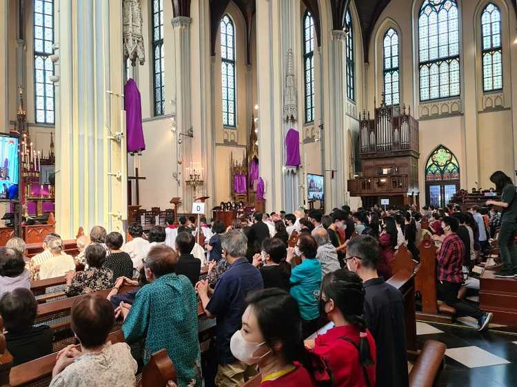 Ribuan Umat Katolik Ikuti Ibadah Jumat Agung di Gereja Katedral Jakarta