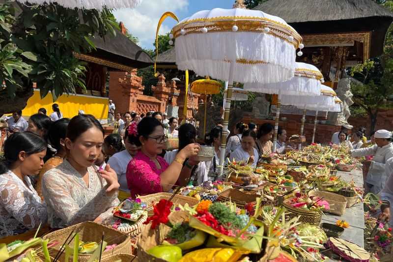 Ribuan Umat Rayakan Hari Raya Galungan di Pura Agung Jagatnatha Denpasar