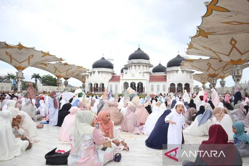 Ribuan Warga Aceh Shalat Idul Fitri di Masjid Raya Baiturrahman