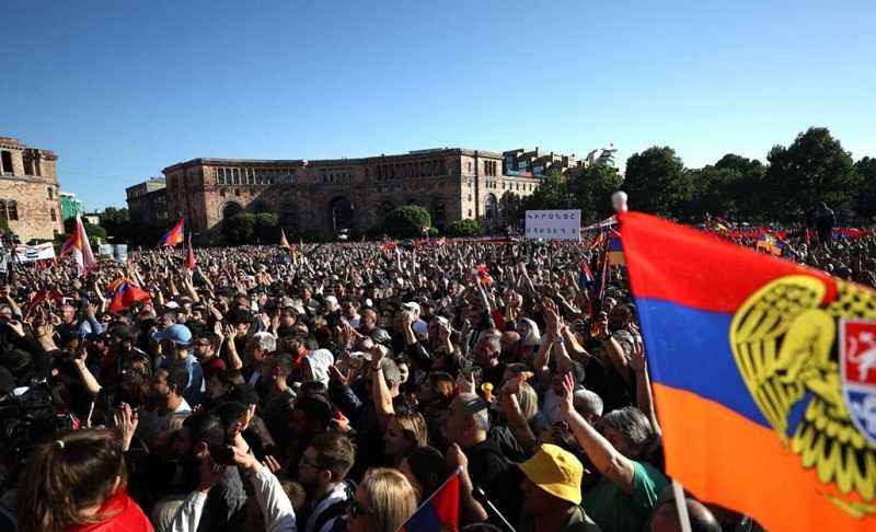 Ribuan Warga Armenia Turun ke Jalan Menentang PM Nikol Pashinyan