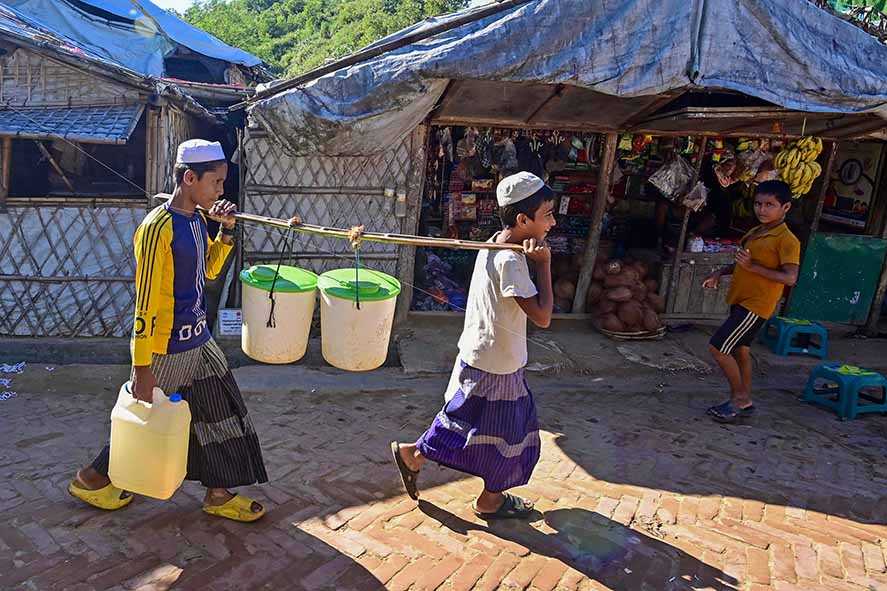 Ribuan Warga Rohingya Kabur ke Bangladesh