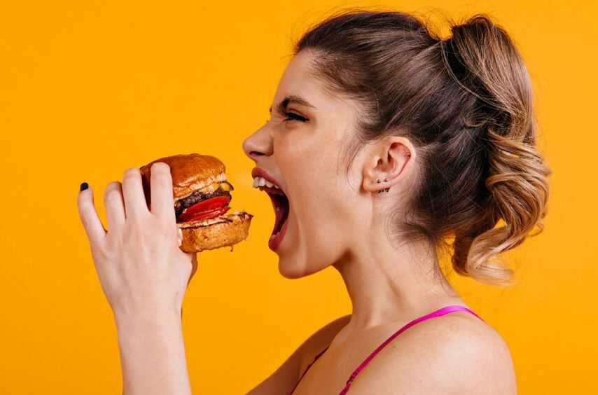 Riset: Nafsu Makan Menurun Saat Melihat Orang Makan Junk Food