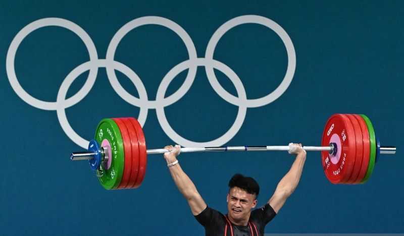 Rizki Juniansyah Jadi Lifter Pertama Indonesia yang Mampu Raih Emas di Olimpiade