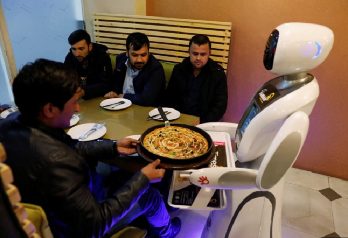 Robot Layani Pengunjung Restoran di Irak
