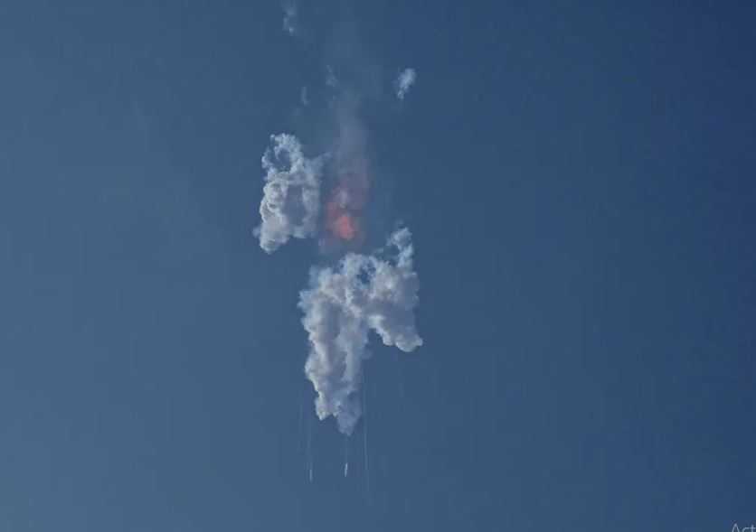 Roket Raksasa SpaceX Meledak Sesaat Setelah Diluncurkan