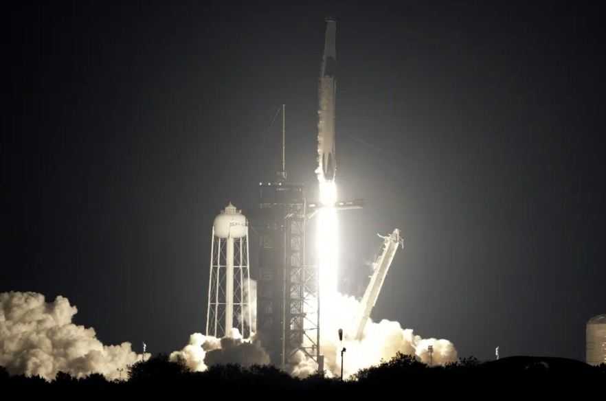 Roket SpaceX Meluncur ke Stasiun Luar Angkasa, Membawa Astronaut AS, Rusia, UEA
