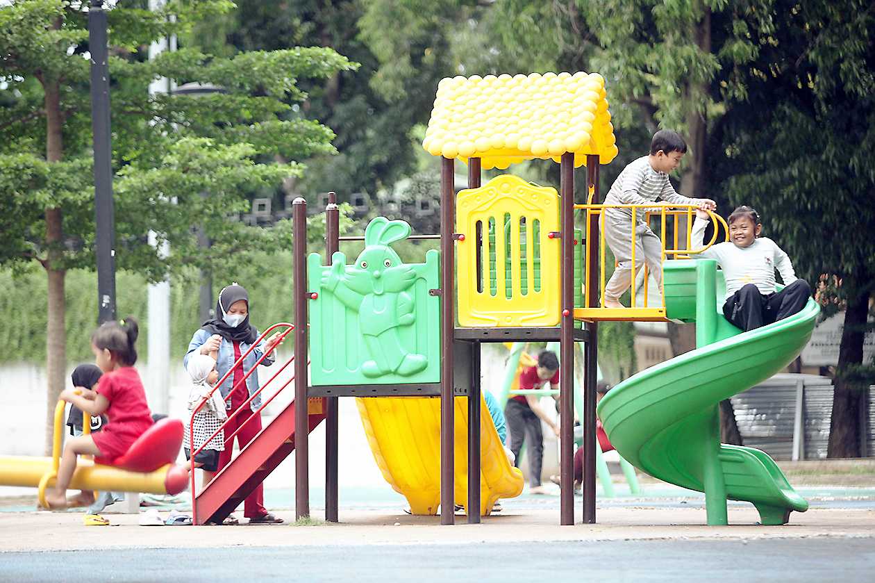 Ruang Bermain Ramah Anak di Taman Alun-alun Cirimekar