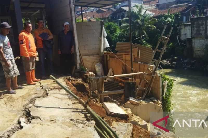 Rumah di Bantaran Sungai Cicatih Sukabumi Terbawa Longsor dan Hanyut Terbawa Arus