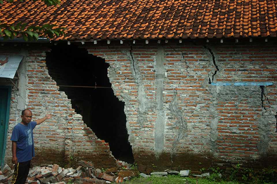 Rumah Retak akibat Tanah Bergerak