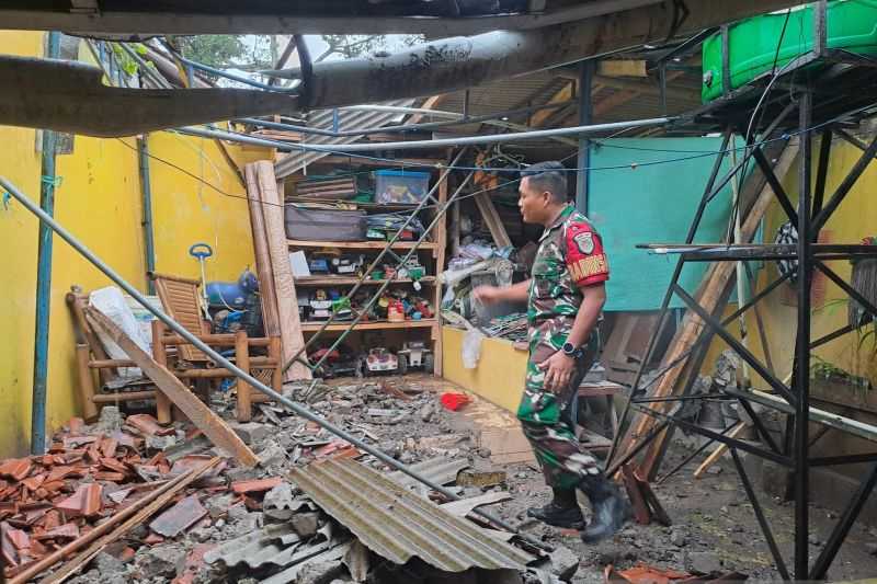 Rumah Roboh Diterjang Angin Kencang, Empat Keluarga di Sukabumi Mengungsi